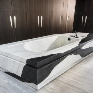 Lardi marbriers, salle de bain, baignoire massive, marbre, blanc lasa macchia vechia, villa courbe