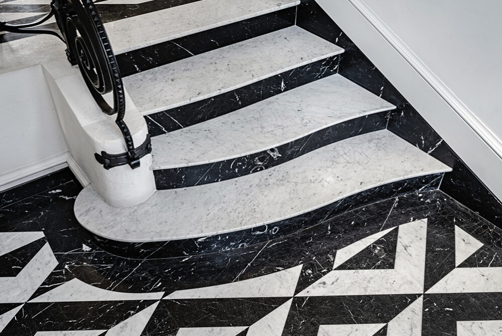 Lardi marbriers, dallage en marbre, blanc de carrare, nero marquina